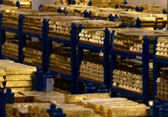 طلای جهانی همچنان می‌تازد؛ تعرفه‌های خودرو بازار فلز زرد را تکان داد