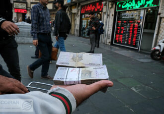 معامله گران بازار سهام و ارز دست به عصا شدند