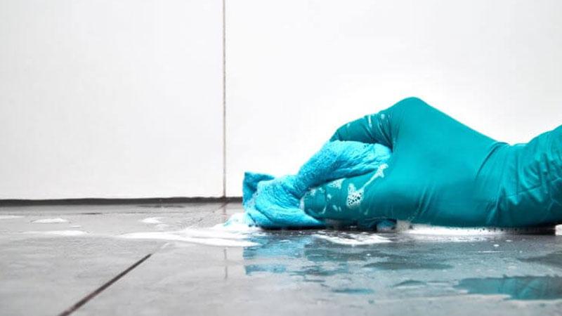 روش های پاک کردن سیمان تازه از روی سنگ توالت