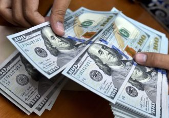 دلار آمریکا در سراشیبی؛ چشم بازارها به توافق آمریکا و چین
