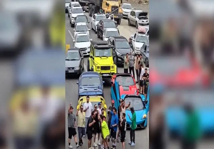 ماجرای بسته‌شدن جاده فیروزکوه توسط چند خودروی لاکچری