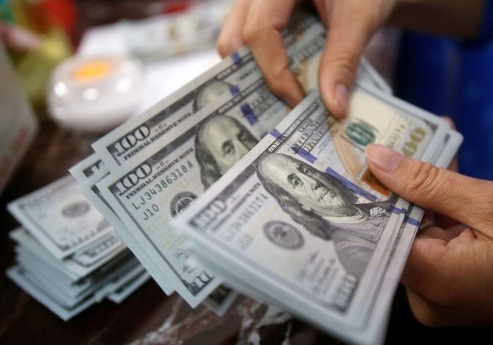 کاهش قیمت ارزها در بازار آزاد؛ دلار و یورو هم زمان ارزان شدند